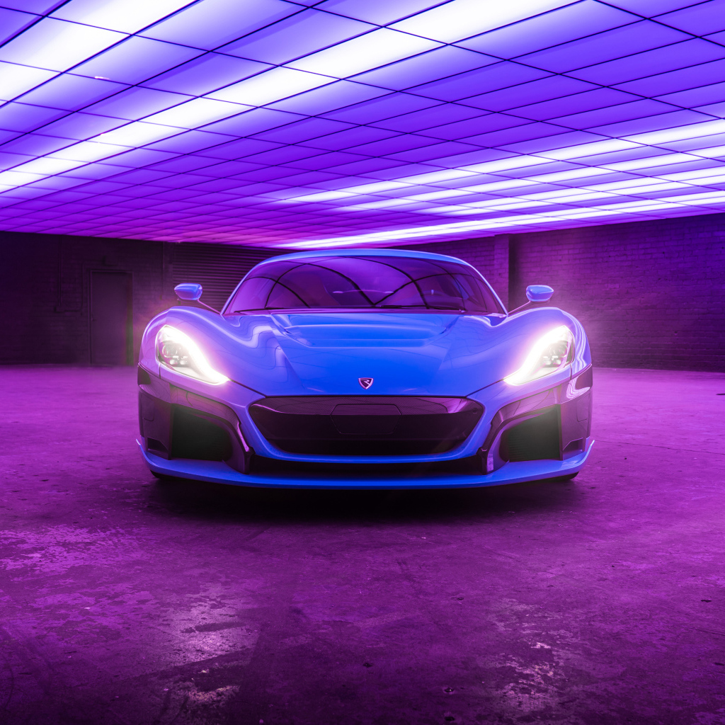 Спортивный автомобиль Rimac C Two California Edition, 2018 с включенными фарами