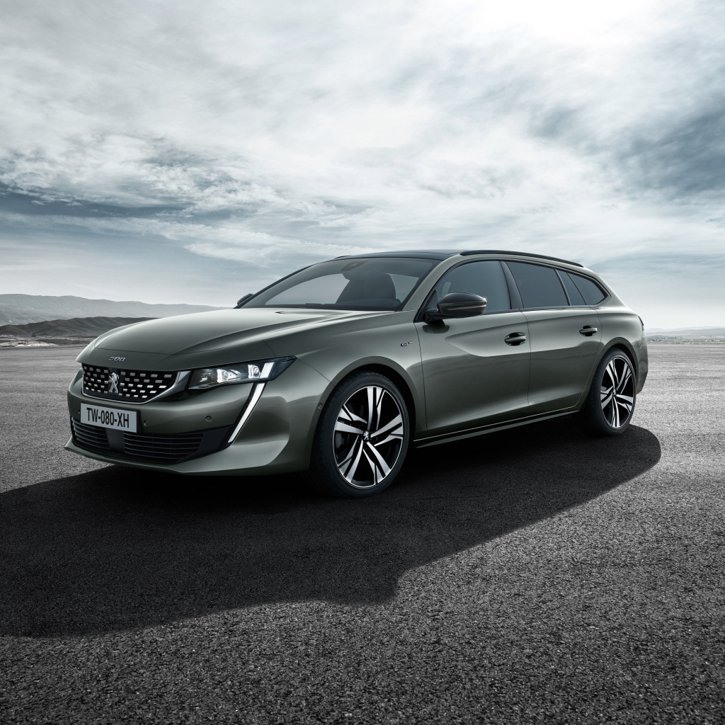 Автомобиль Peugeot 508 SW GT 2018 на фоне неба