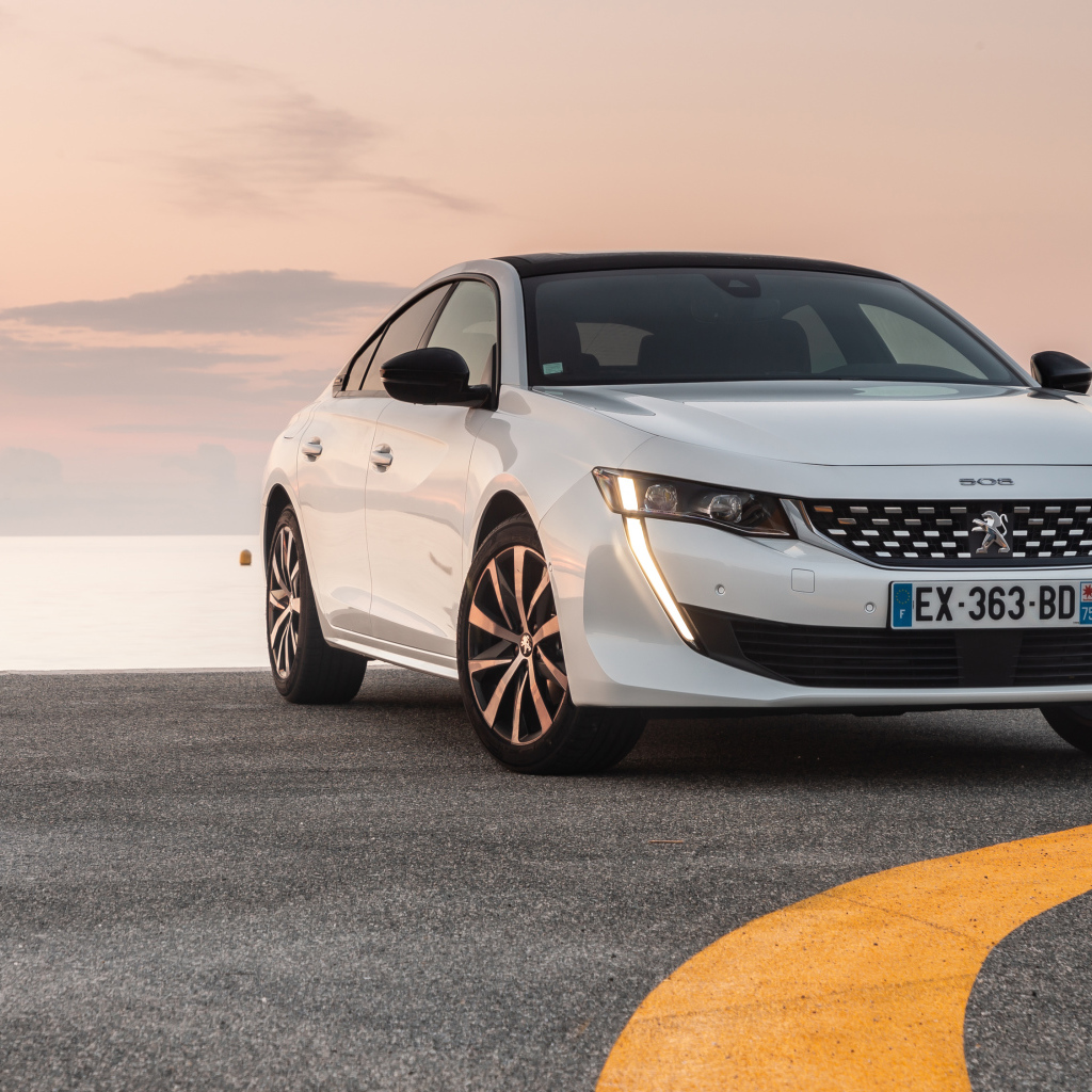 Белый автомобиль Peugeot 508 GT Line