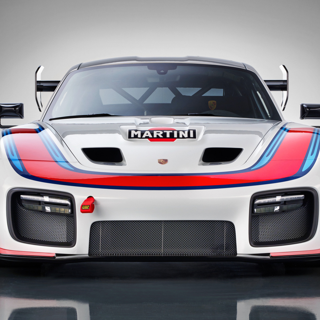 Спортивный автомобиль Porsche 935 2019 года вид спереди