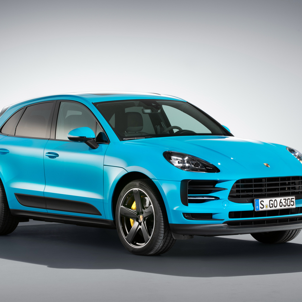Голубой автомобиль  Porsche Macan S, 2018 на сером фоне