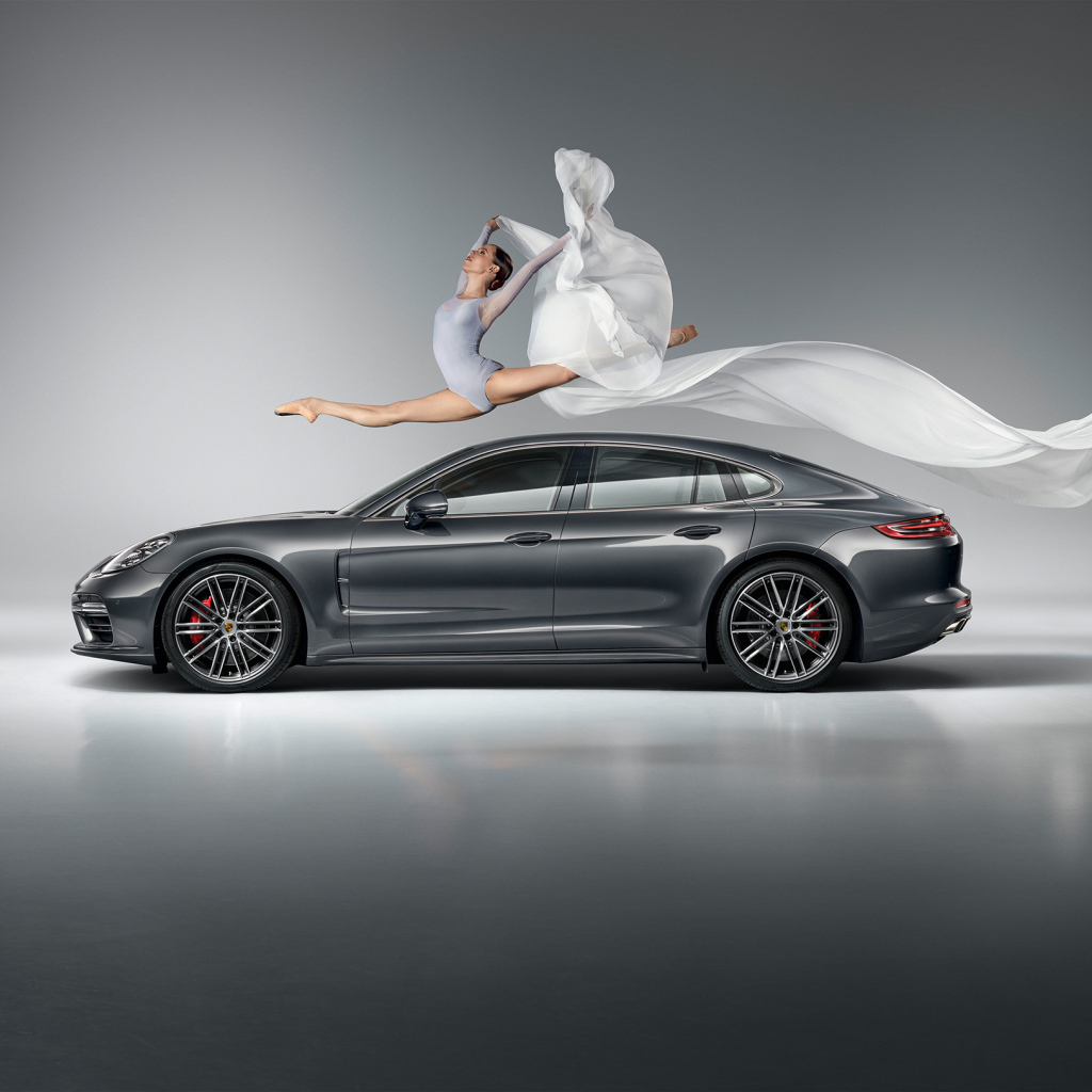 Фантастический прыжок гимнастки через серебристый автомобиль  Porsche Panamera Turbo