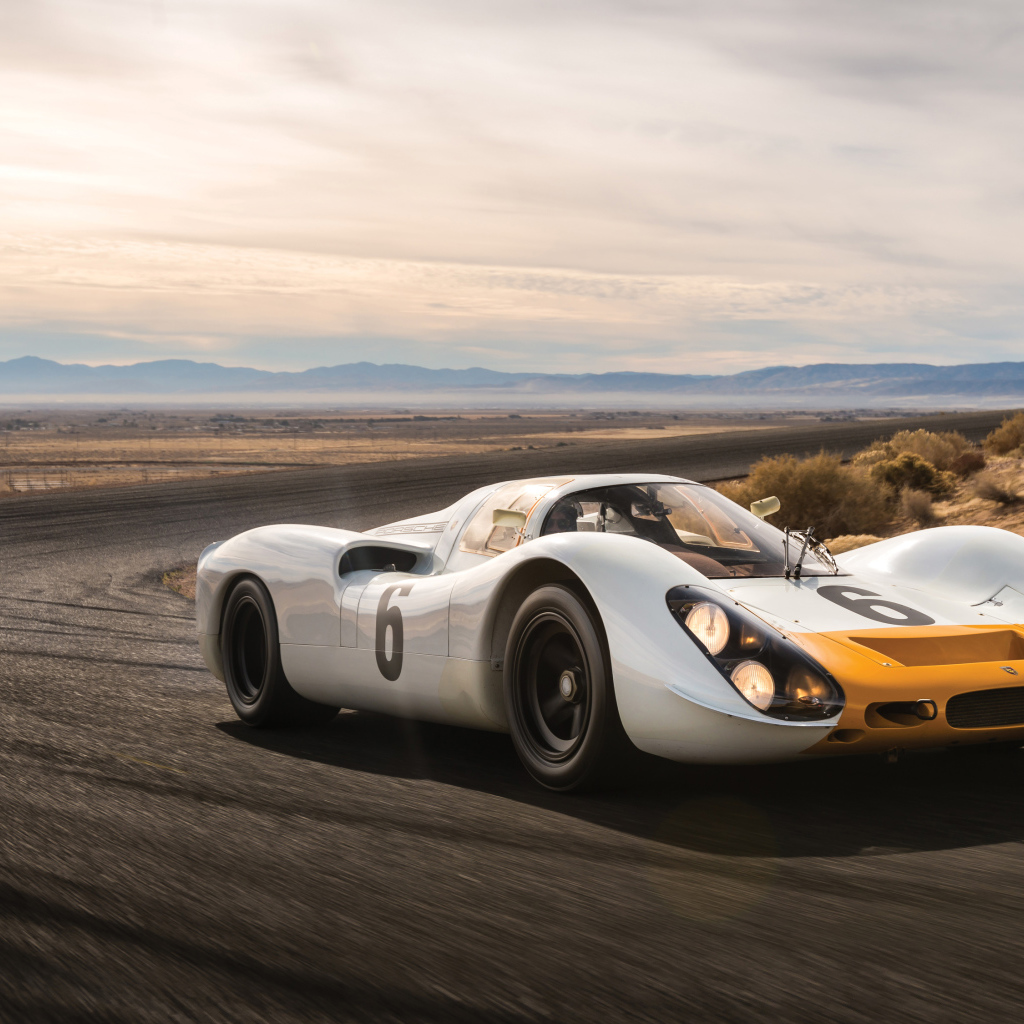 Гоночный автомобиль Porsche 908 на трассе