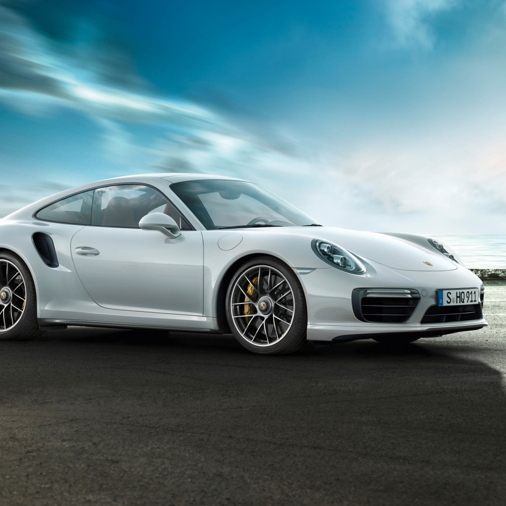 Серебристый автомобиль Porsche 911 Turbo на фоне красивого неба