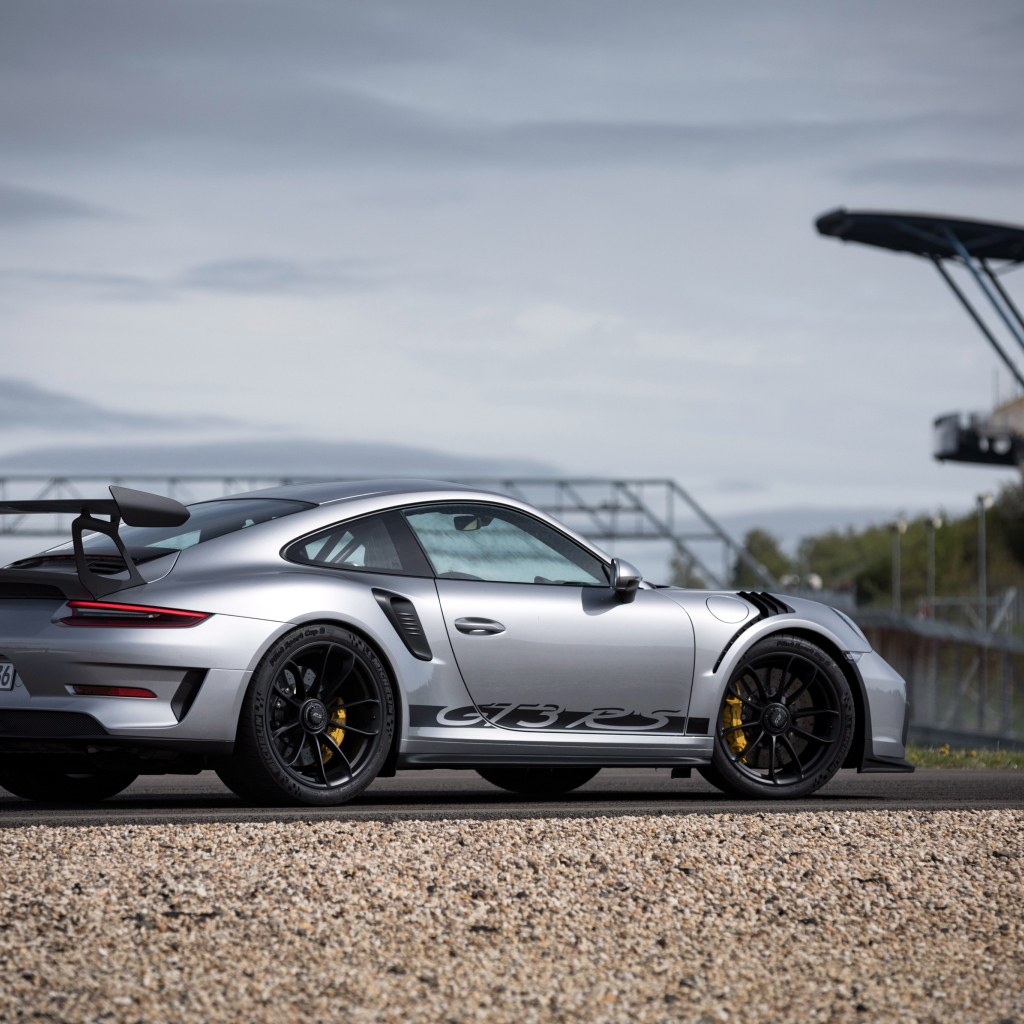 Спортивный автомобиль Porsche 911 GT3 RS, 2018 года вид сзади