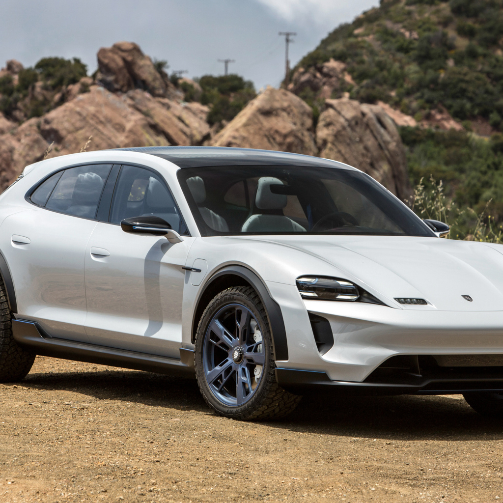 Белый автомобиль Porsche Mission E Cross Turismo 2018