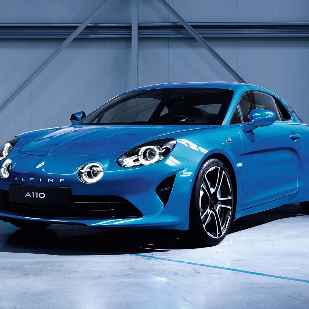 Голубой автомобиль Renault Alpine A110, 2019 года