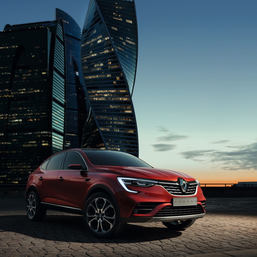 Внедорожник Renault Arkana, 2019 на фоне мегаполиса