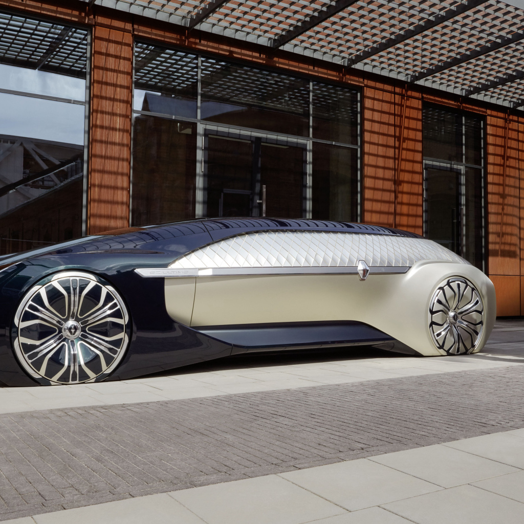 Инновационный автомобиль Renault EZ-Ultimo 2018 у здания