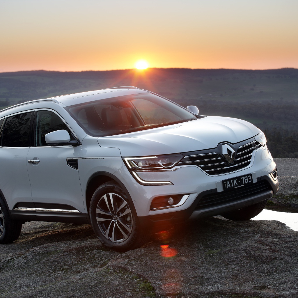 Белый внедорожник Renault Koleos, 2017 на фоне заката