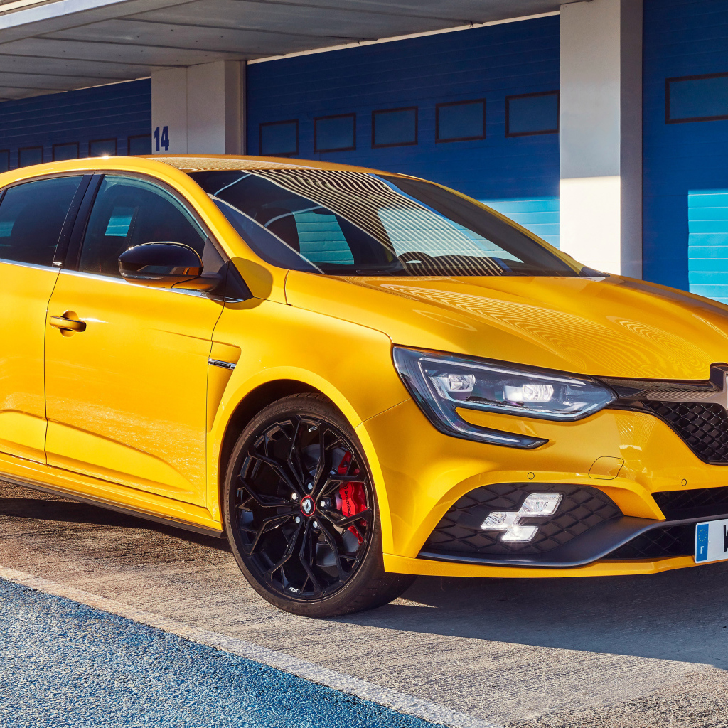 Желтый стильный автомобиль Renault Megane RS, 2019