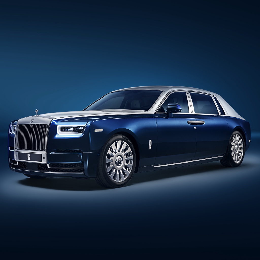 Синий автомобиль Rolls-Royce Phantom EWB 2018
