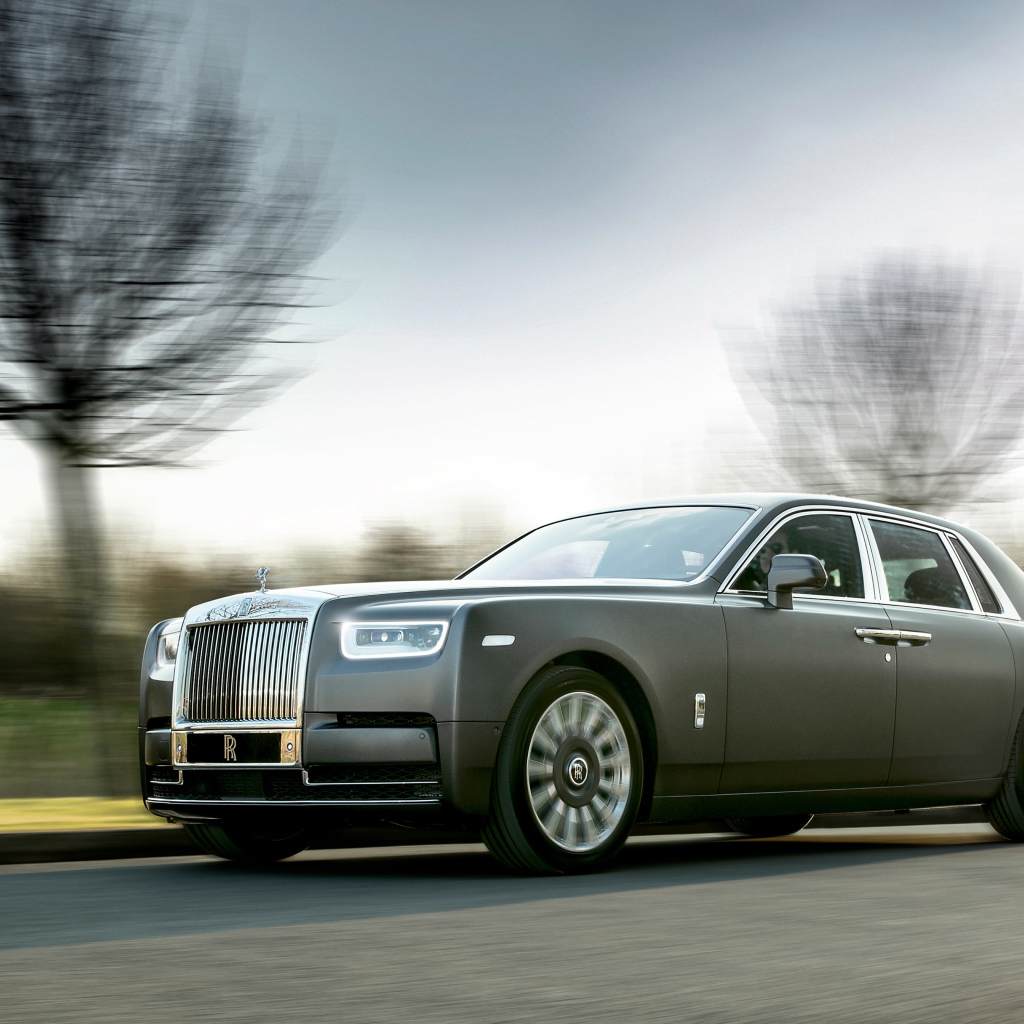 Дорогой автомобиль Rolls Royce Phantom, 2018 на скорости 