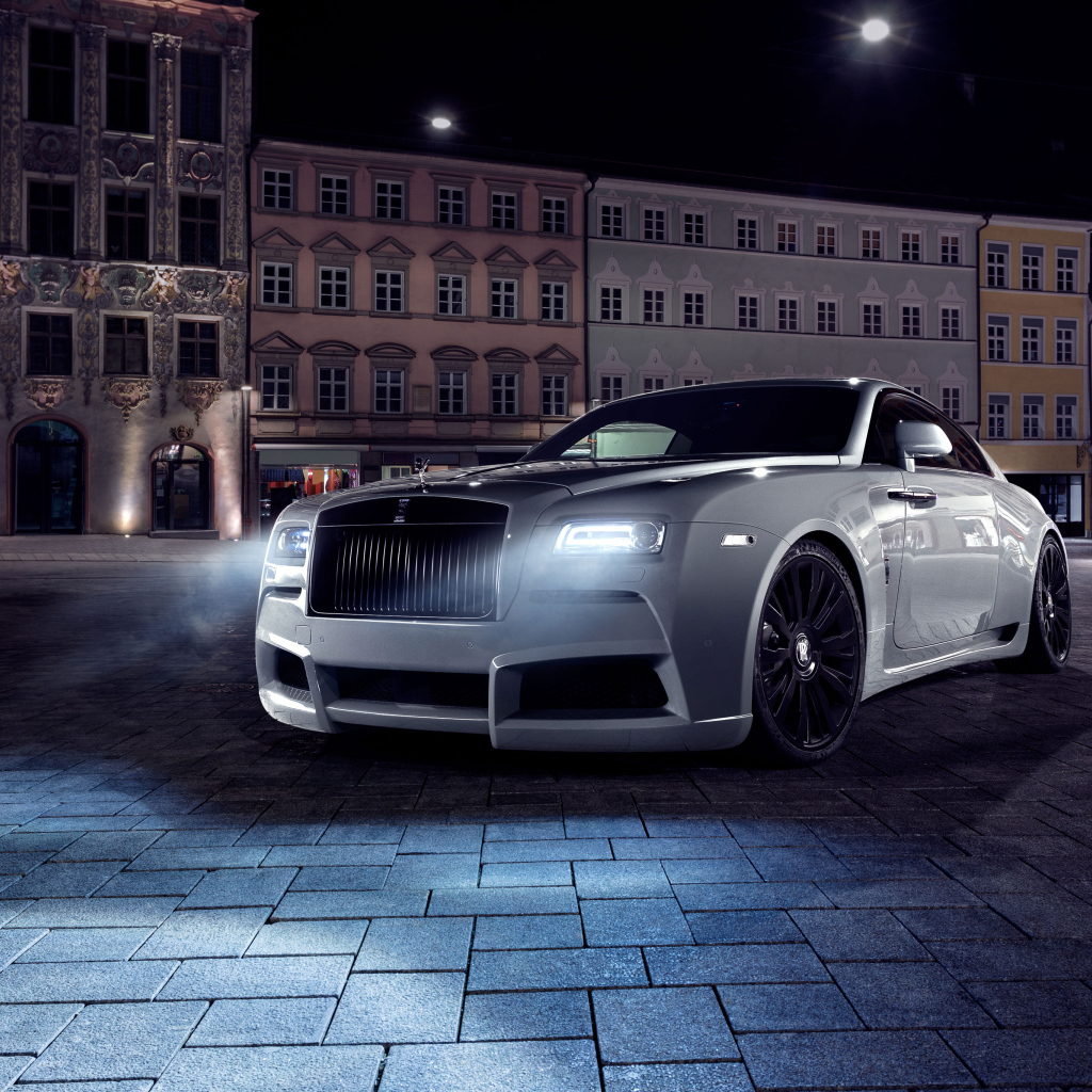 Дорогой автомобиль Rolls Royce Wraith с включенными фарами
