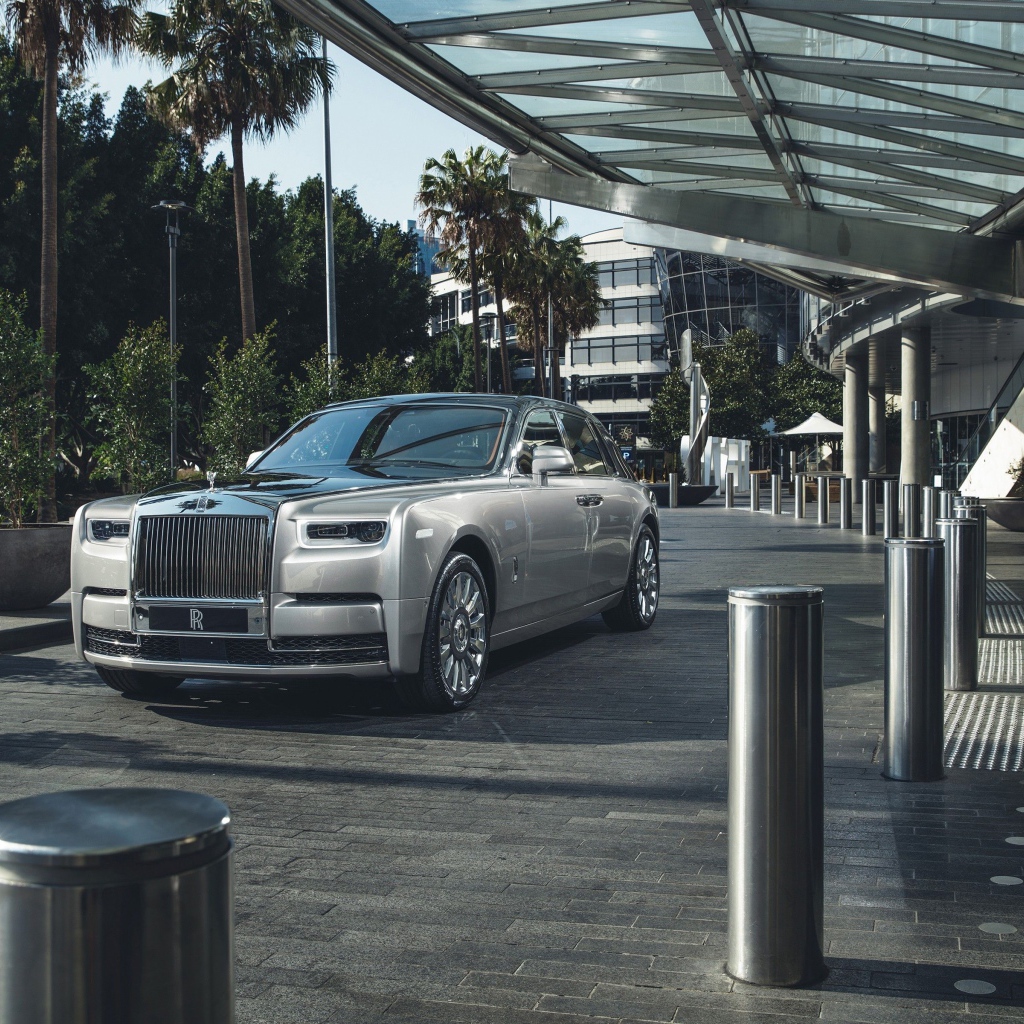 Серебристый стильный Rolls Royce Phantom 2018