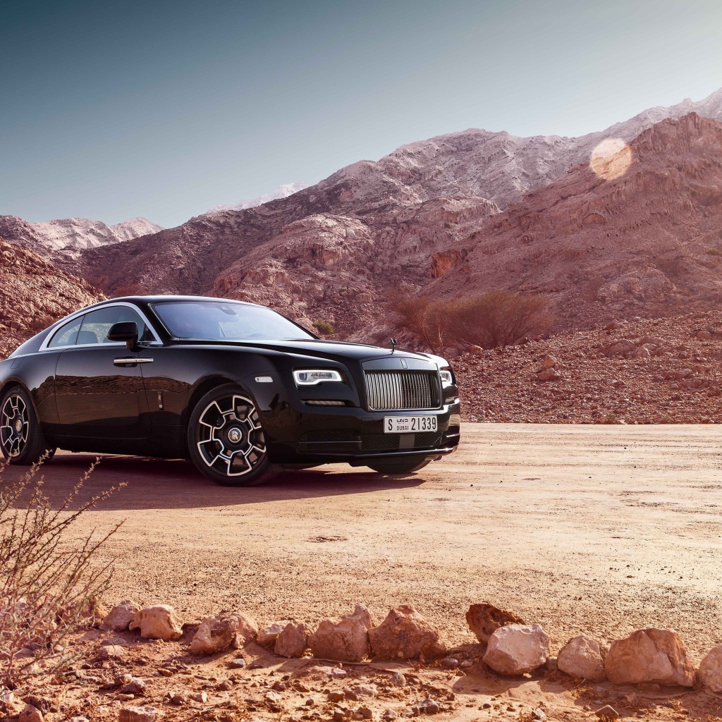 Стильный автомобиль Rolls Royce Wraith Black Badge на фоне гор