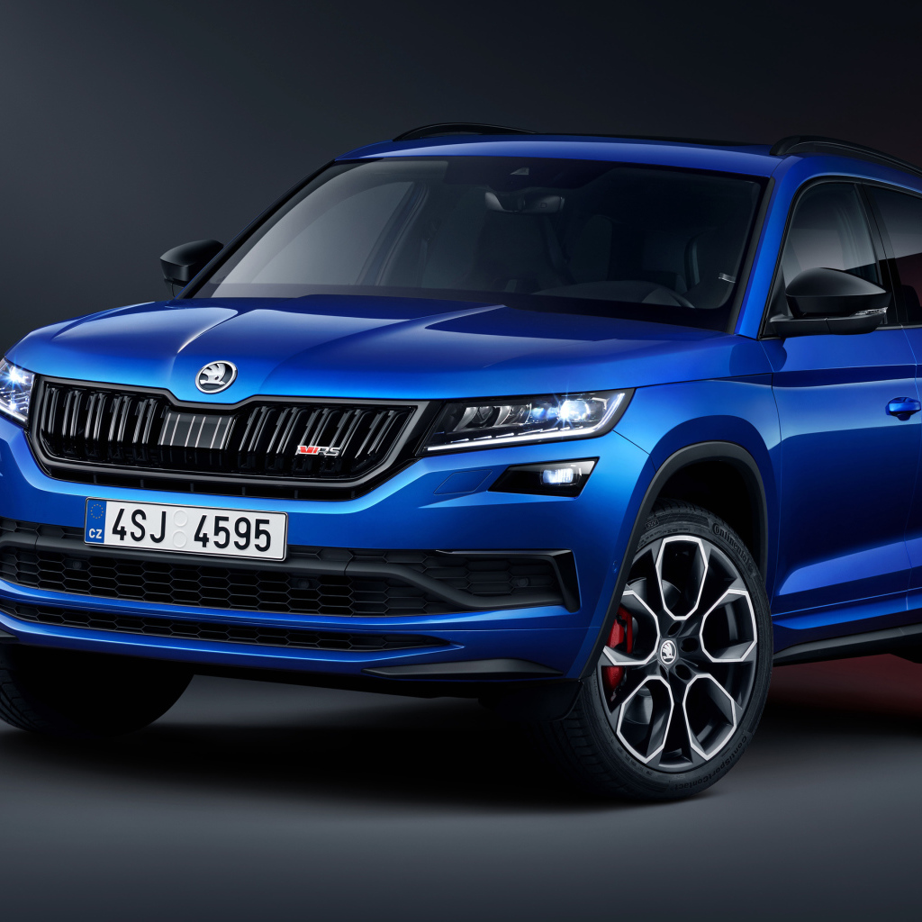 Синий внедорожник Skoda Kodiaq RS 2019 года на сером фоне