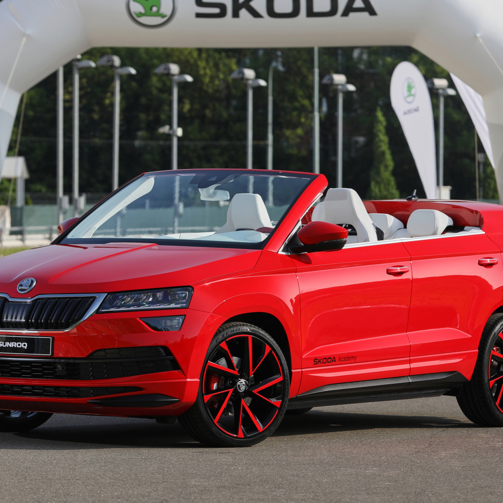 Красный новый автомобиль Skoda Sunroq Concept 2018
