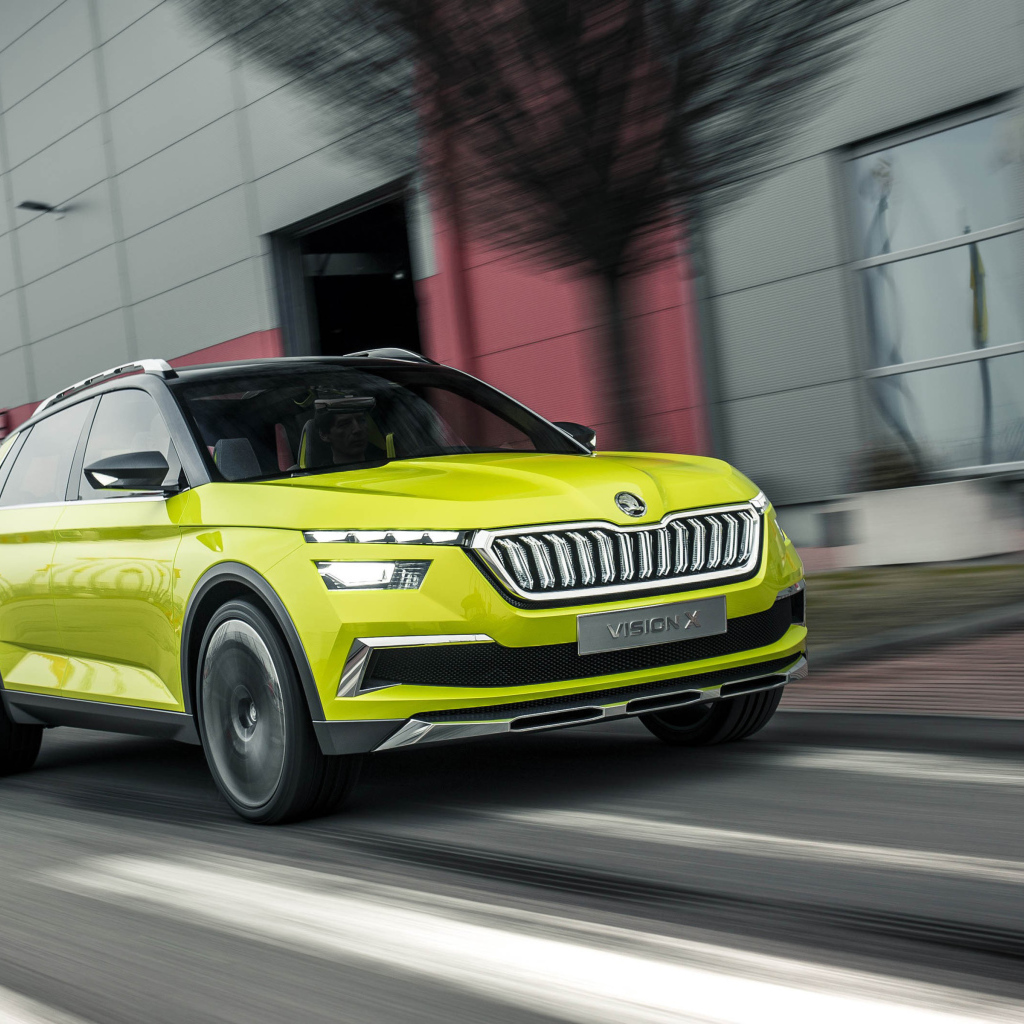 Автомобиль Skoda Vision X, 2018 года в движении