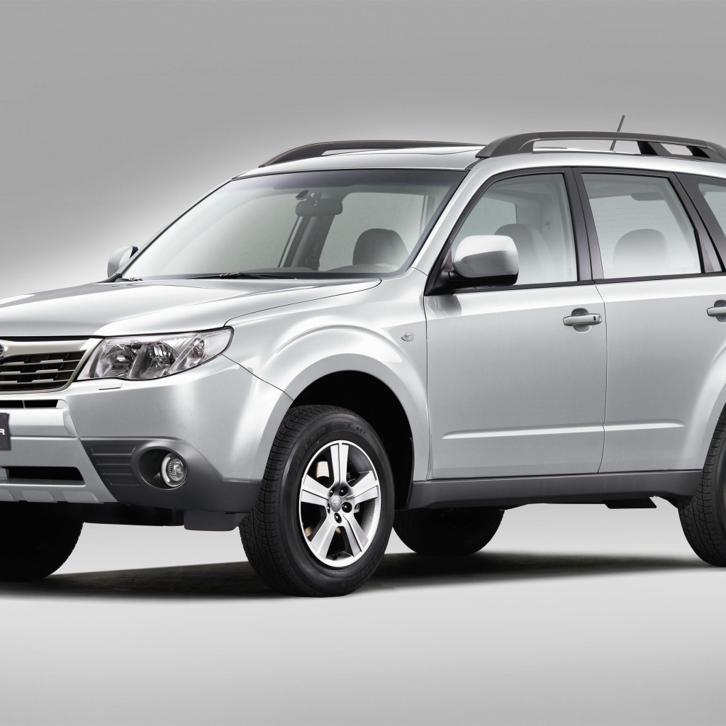 Серебристый автомобиль Subaru Legacy, 2019