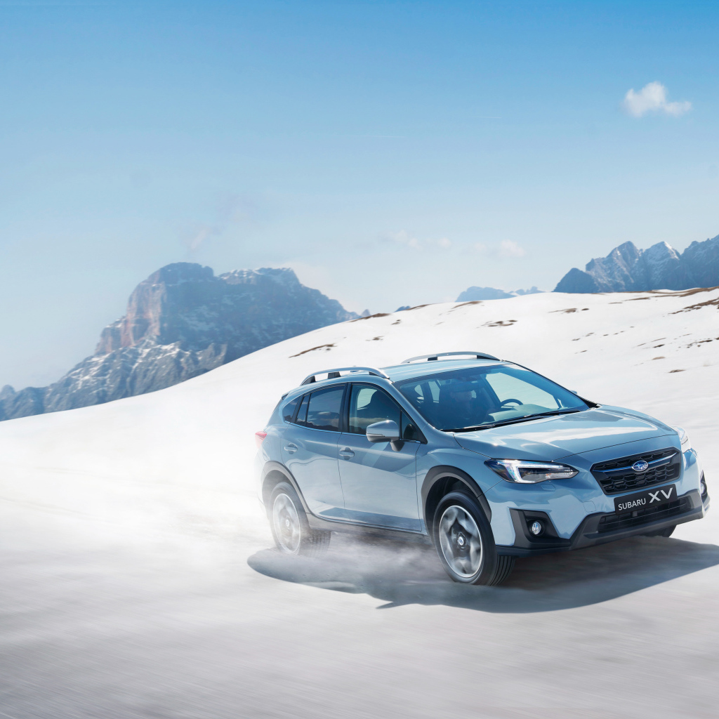 Внедорожник Subaru XV на заснеженном склоне
