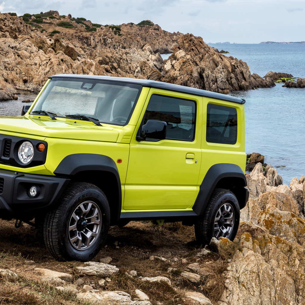 Желтый внедорожник Suzuki Jimny AllGrip 2018 года