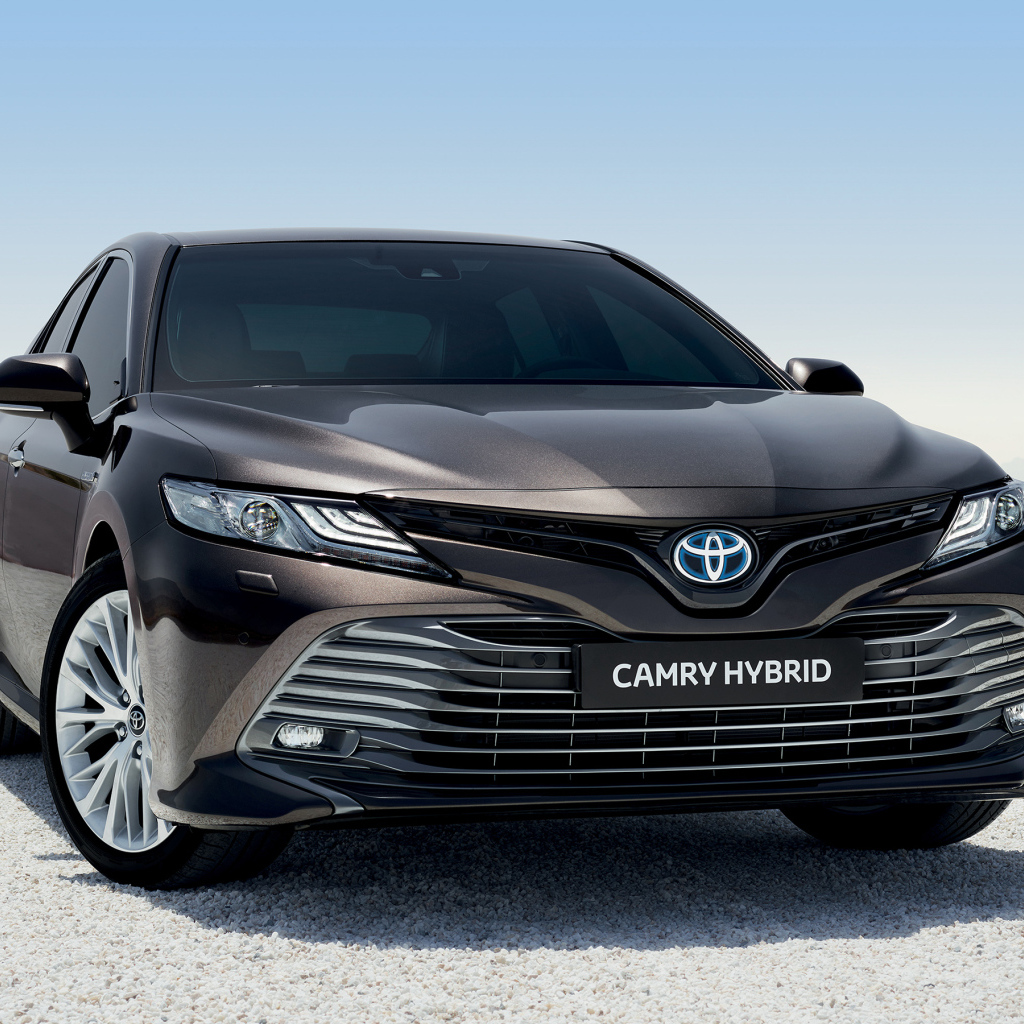 Автомобиль Toyota Camry Hybrid 2019 года стоит на песке