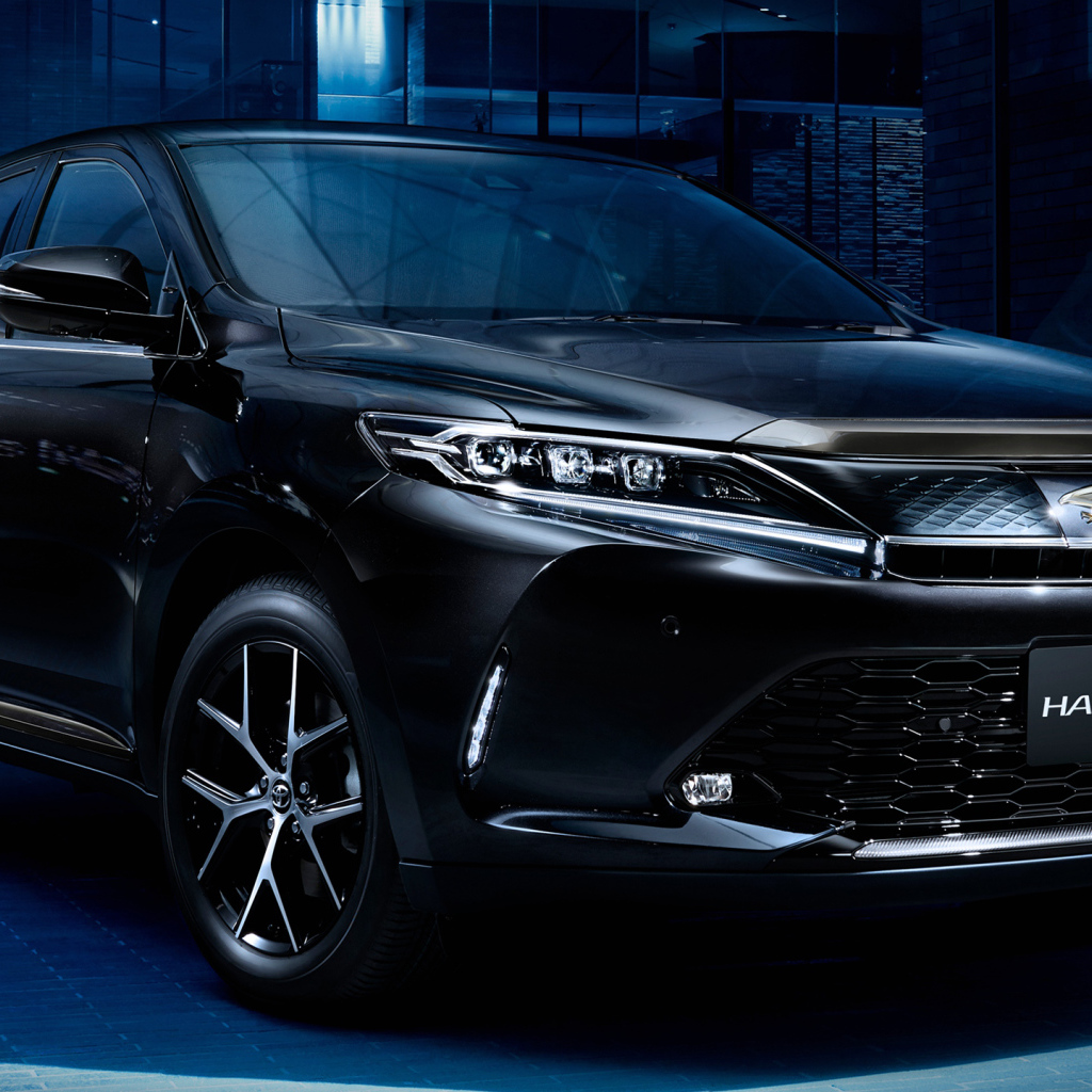 Черный стильный автомобиль Toyota Harrier  2018 года