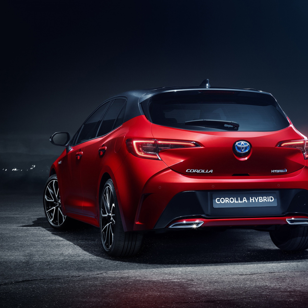 Красный автомобиль Toyota Corolla Hybrid, 2018 года вид сзади