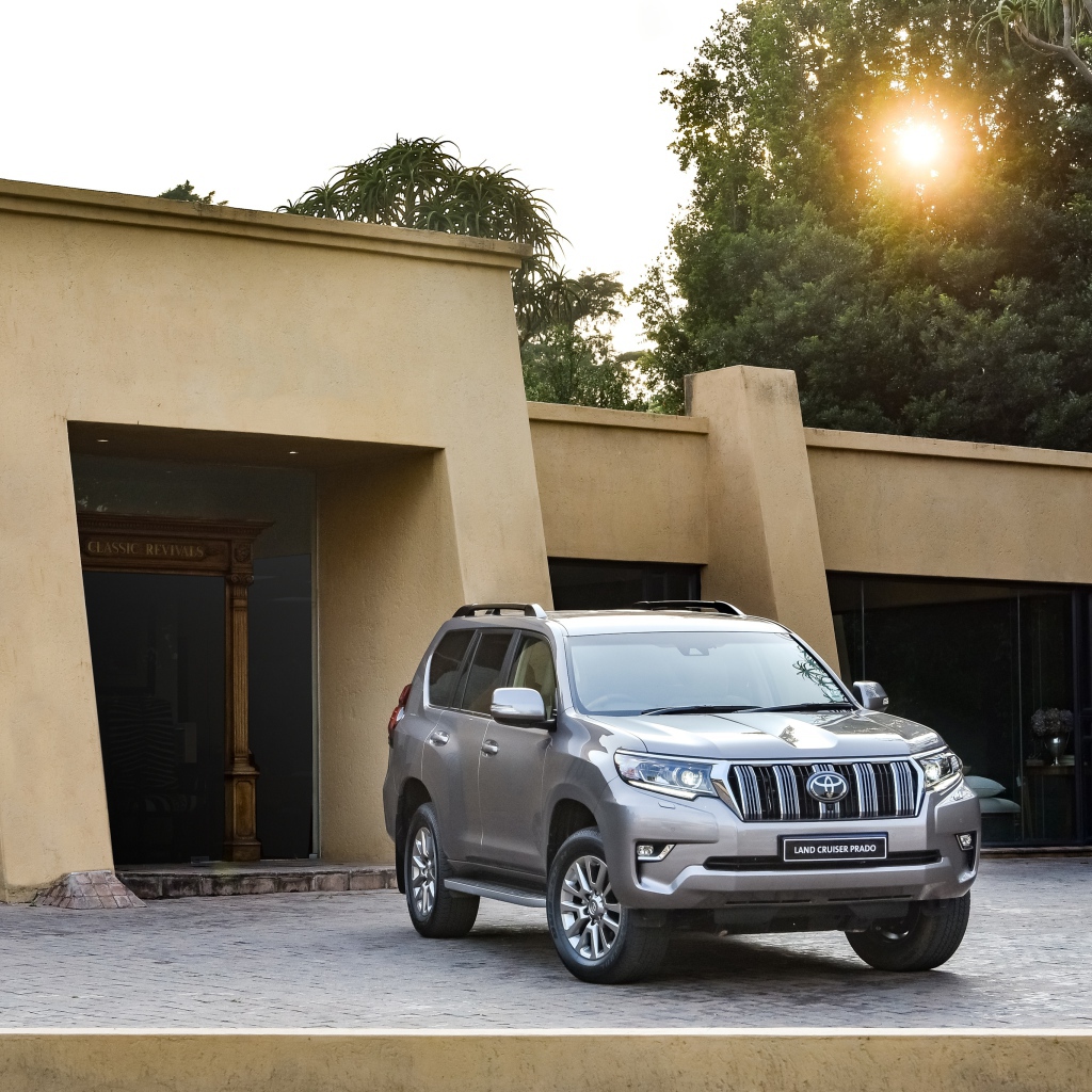 Серебристый внедорожник Toyota Land Cruiser Prado VX-L, 2018 года  в лучах солнца 