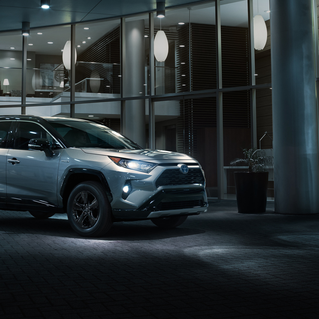 Серебристый внедорожник Toyota RAV4, 2019
