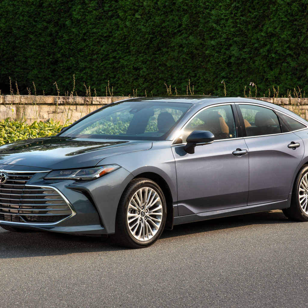Серебристый автомобиль Toyota Avalon 2018