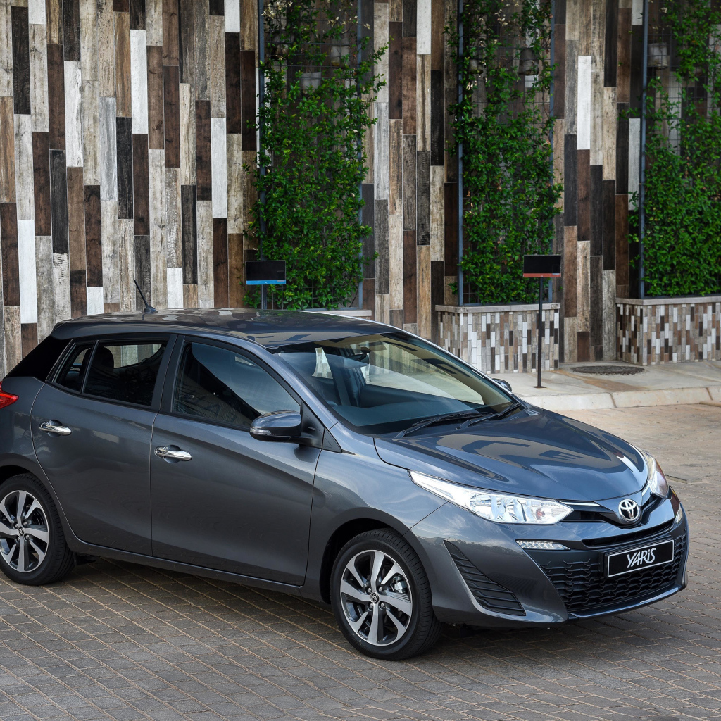 Серебристый автомобиль Toyota Yaris, 2018