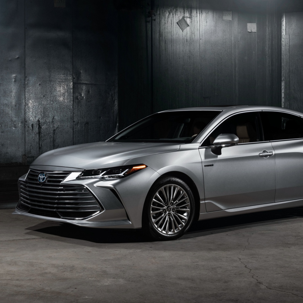 Серебристый новый автомобиль Toyota Avalon Hybrid, 2019