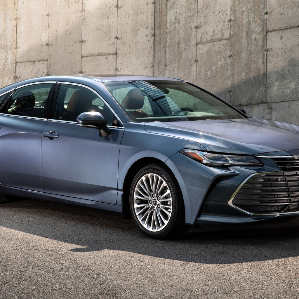 Стильный серебристый автомобиль Toyota Avalon, 2019