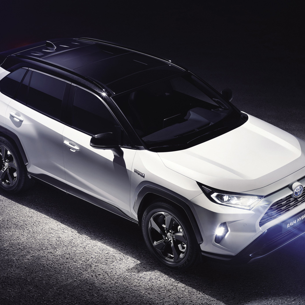 Белый внедорожник Toyota RAV4, 2019