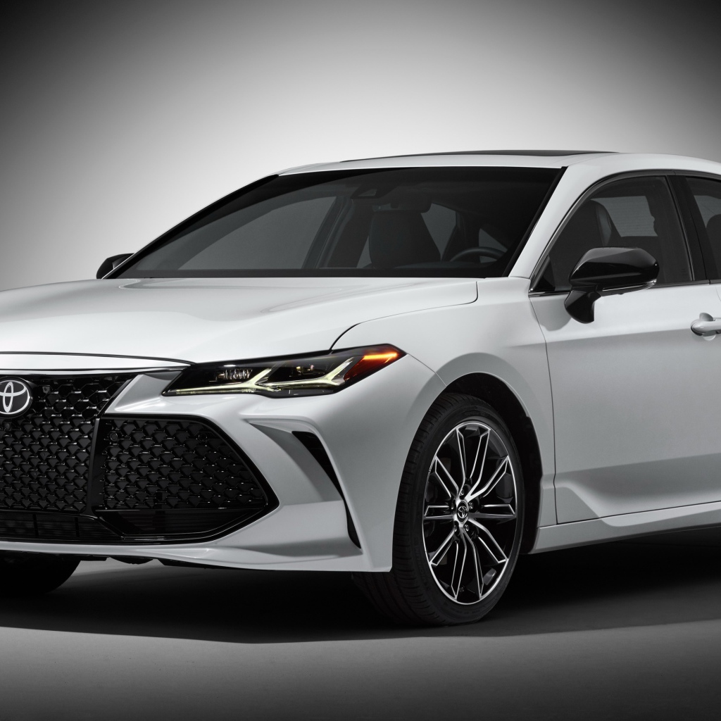 Белый автомобиль Toyota Avalon Touring, 2019 на сером фоне