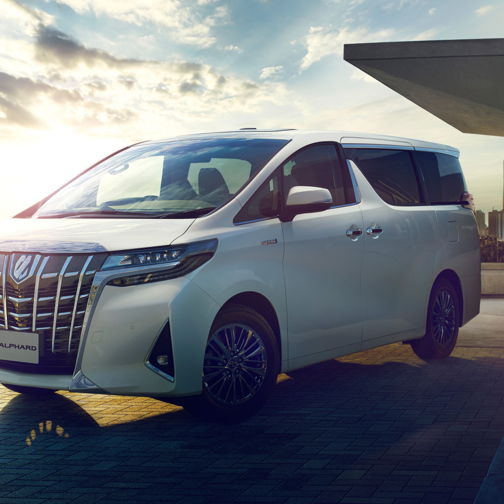 Белый минивэн Toyota Alphard Executive Lounge, 2018 на фоне красивого неба