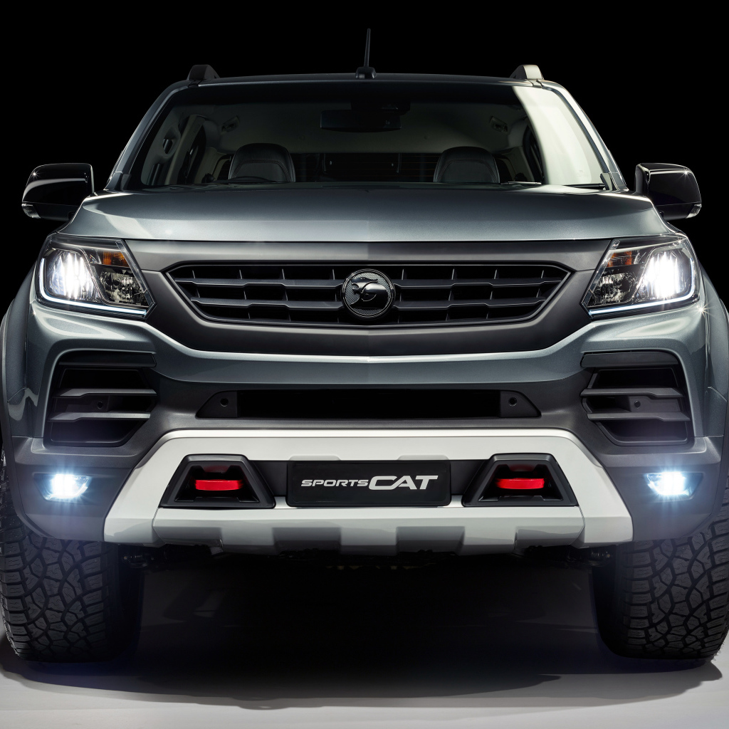 Серебристый спортивный грузовик HSV Colorado, 2018