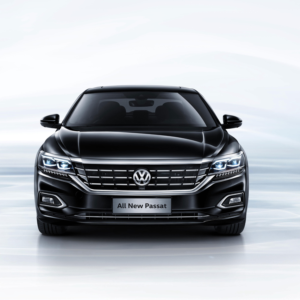 Черный автомобиль Volkswagen Passat 380 TSI вид спереди