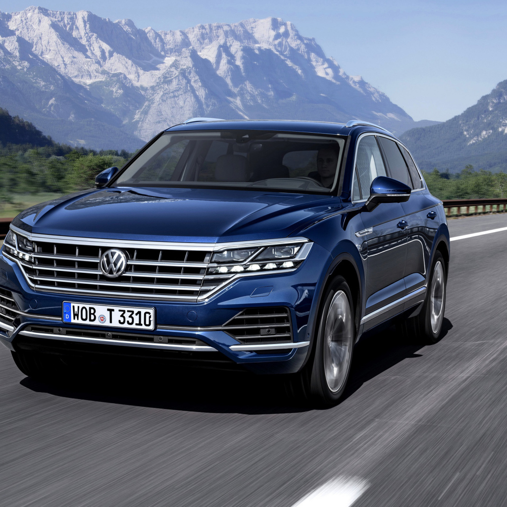 Синий автомобиль Volkswagen Touareg,  2018 на трассе 