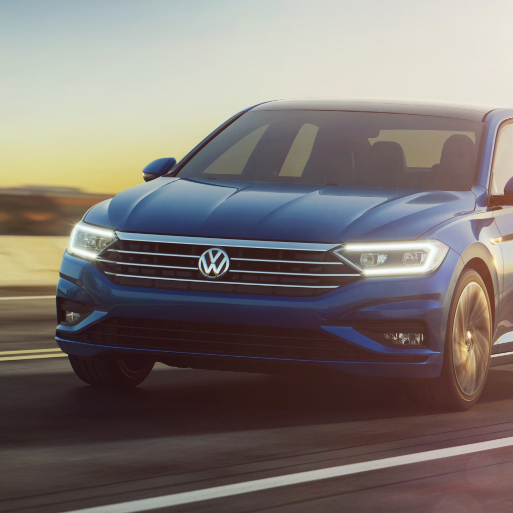 Синий автомобиль Volkswagen Jetta, 2019 на трассе