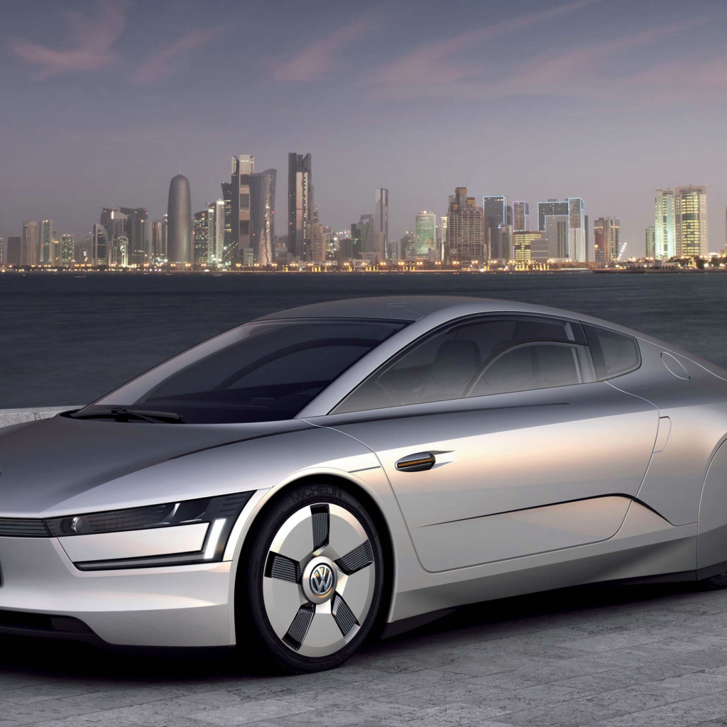 Автомобиль Volkswagen XL1 Concept,  2018 на фоне города