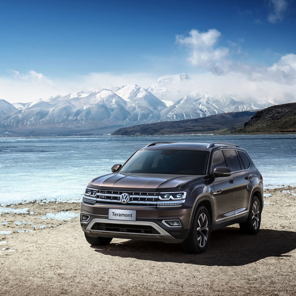 Автомобиль внедорожник Volkswagen Teramont, 2019 на фоне гор