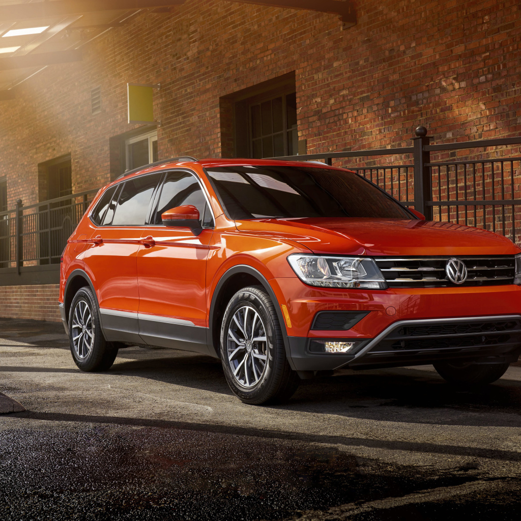 Красный внедорожник Volkswagen Tiguan, 2018 года в городе