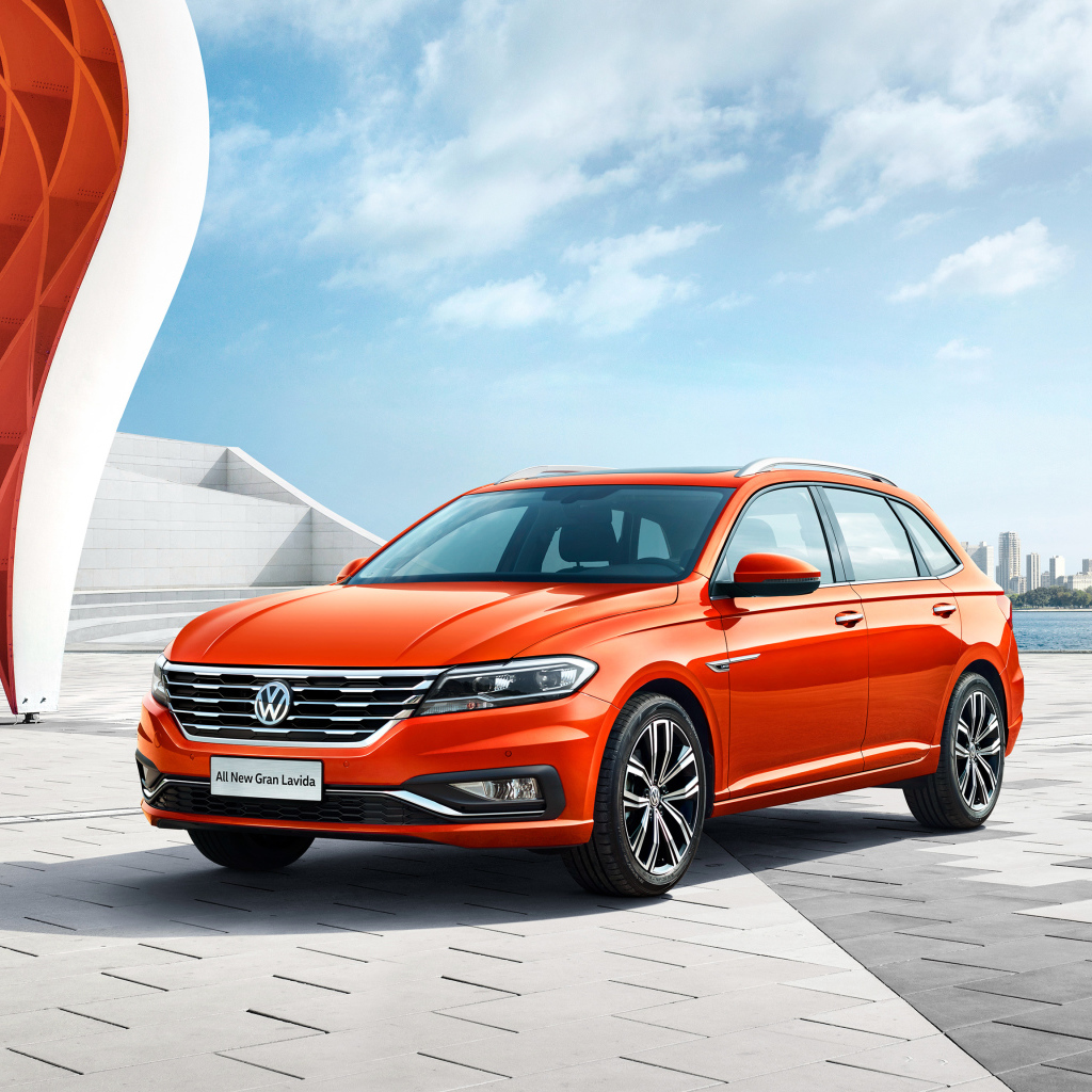 Красный автомобиль Volkswagen Gran Lavida, 2018