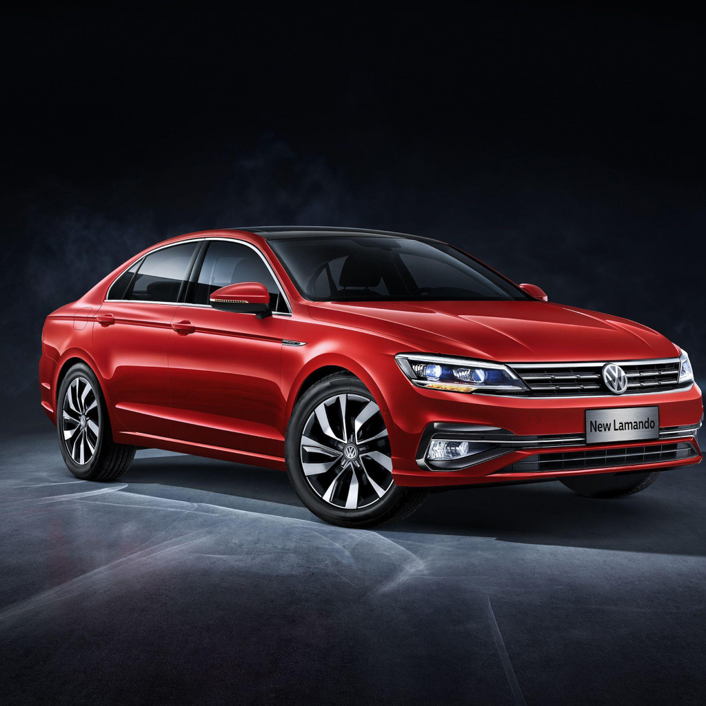 Красный автомобиль Volkswagen Lamando, 2018 на сером фоне