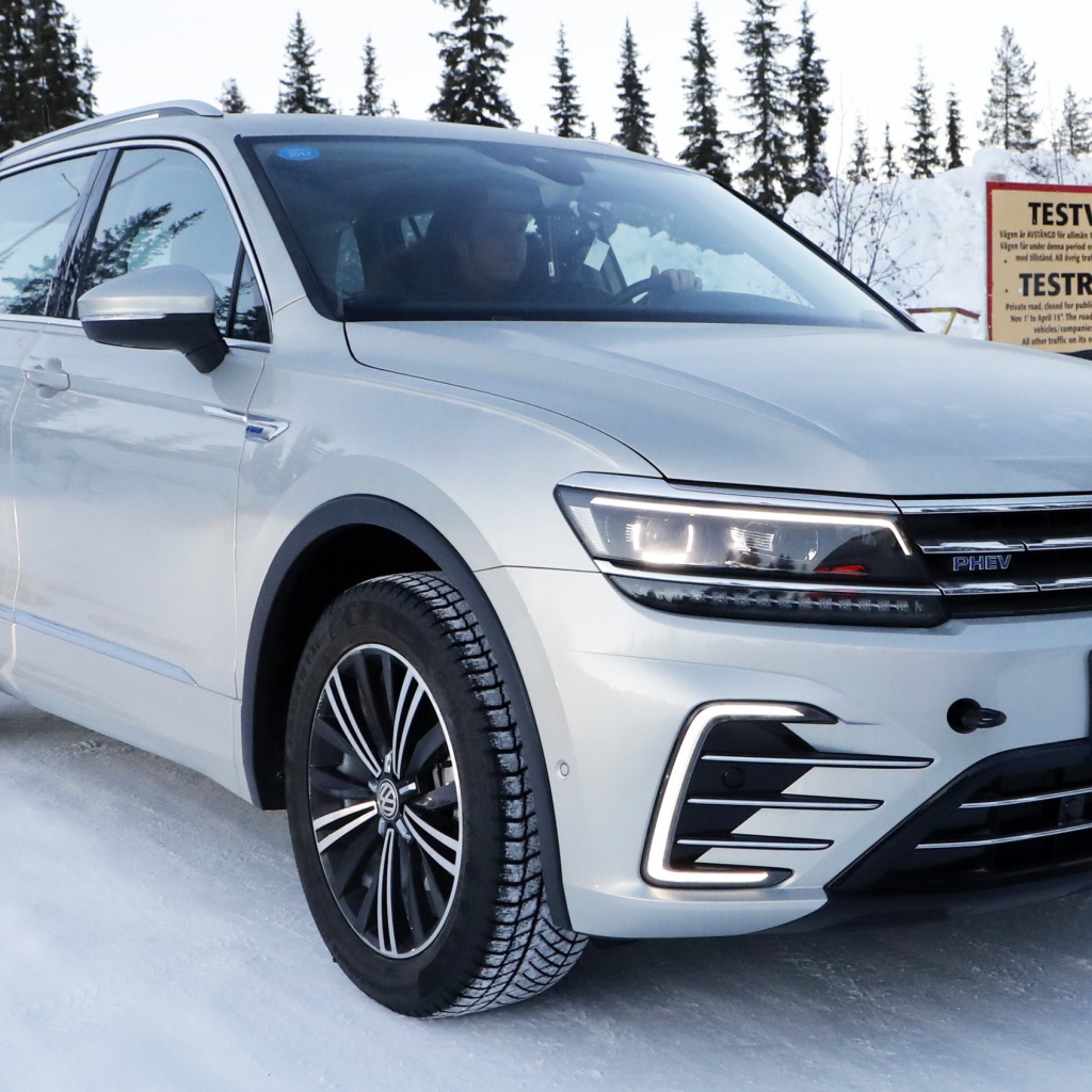 Серебристый внедорожник Volkswagen Tiguan, 2019 года на снегу