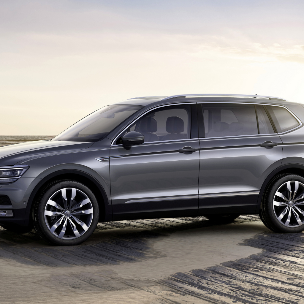 Серебристый Volkswagen Tiguan, 2018 вид сбоку