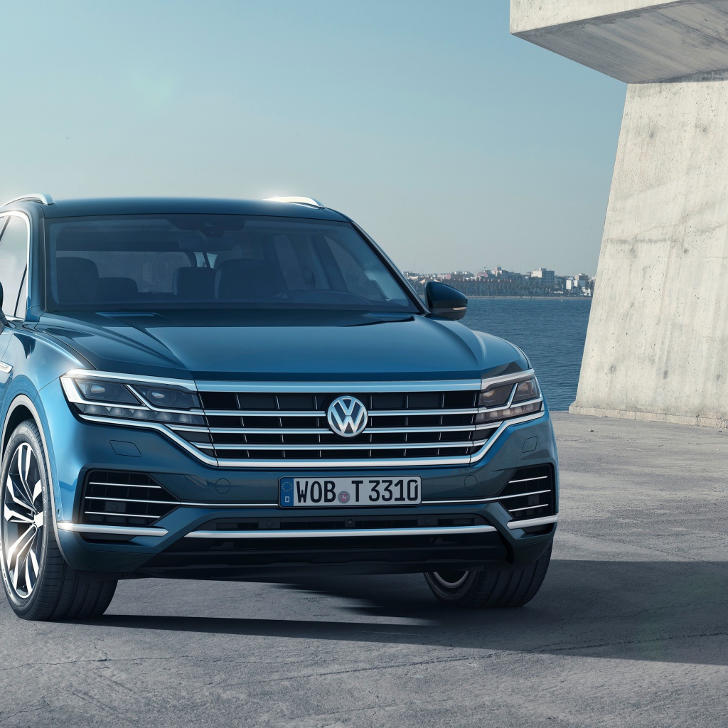 Стильный немецкий автомобиль Volkswagen Touareg 2018